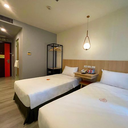 Go Hotels Plus Мандалуйонг Экстерьер фото