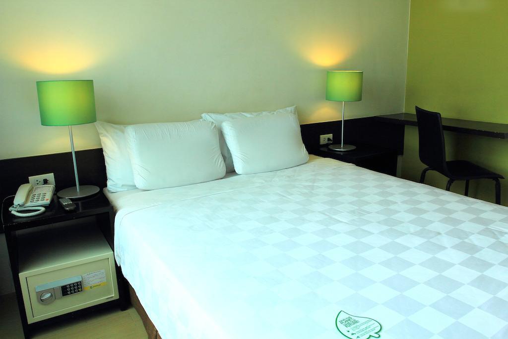 Go Hotels Plus Мандалуйонг Номер фото
