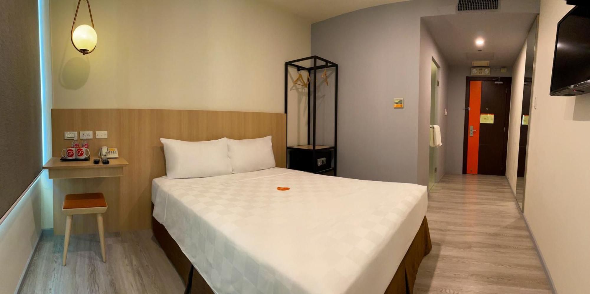 Go Hotels Plus Мандалуйонг Экстерьер фото