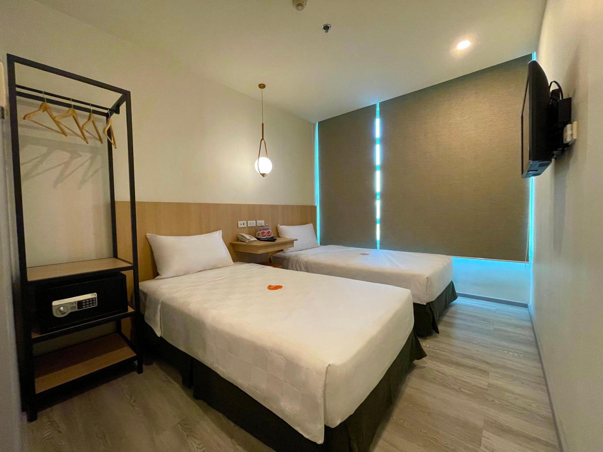 Go Hotels Plus Мандалуйонг Экстерьер фото