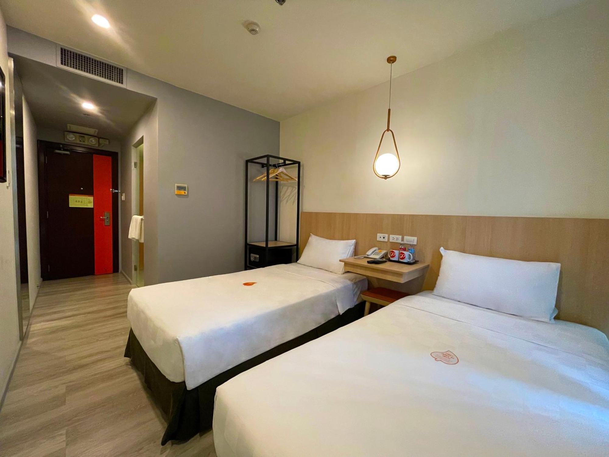 Go Hotels Plus Мандалуйонг Экстерьер фото